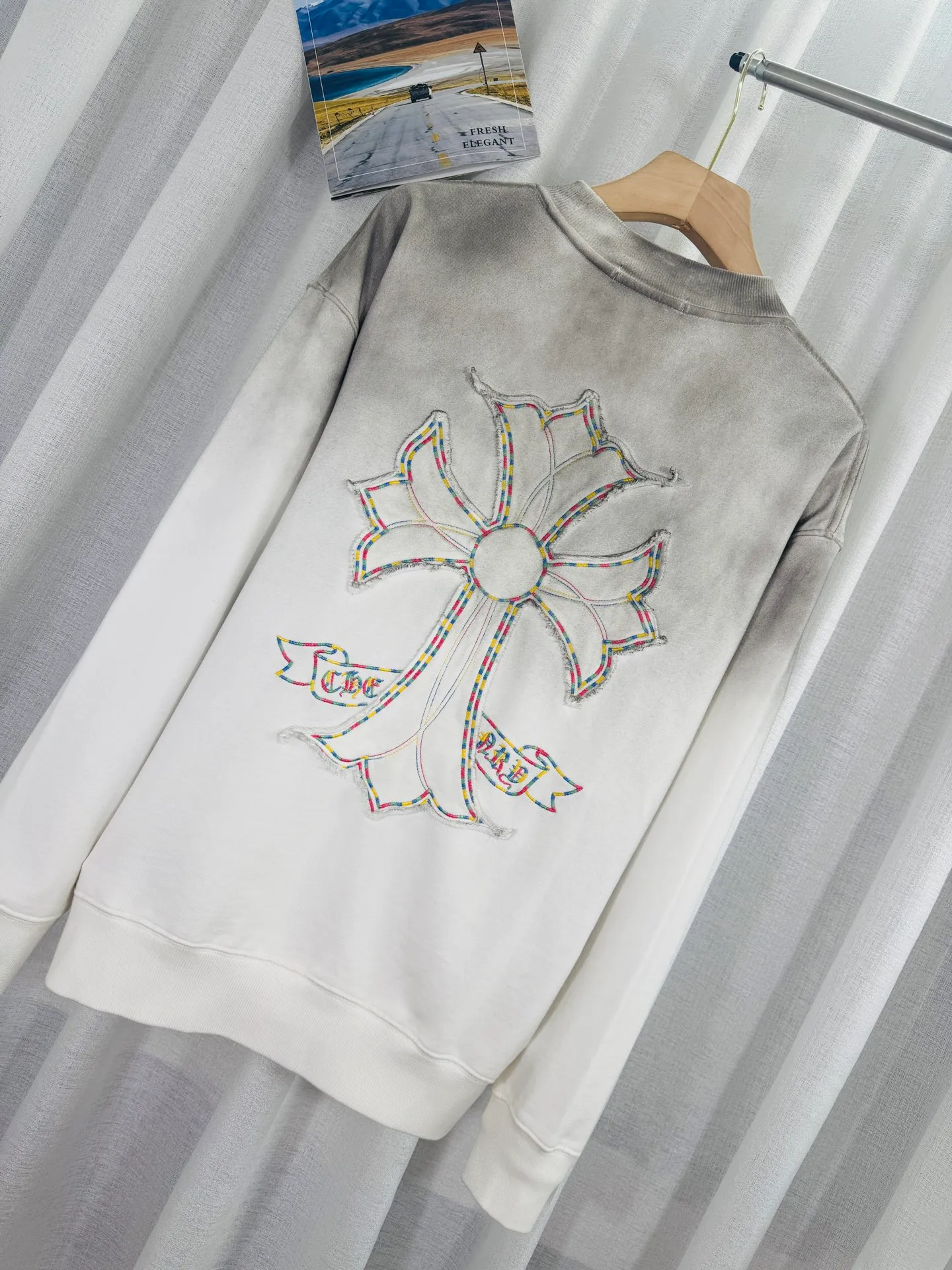 P280 top version, real shot without P, ​​different from market currency) 𝗖𝗵𝗿𝗼𝗺𝗲 𝗛𝗲𝗮𝗿𝘁𝘀/Cro Heart 2025 washed patch embroidery autumn and winter new original single counter American laser burnt 3D three-dimensional color embroidery couple casual sweatshirt 👑The highest version! Customized fabric 430g tripe terry fabric! American acid-washed and distressed original fabric laser burnt ✟appliqué embroidery and exquisite embroidery of letters! The best-selling model in the counter, very comfortable to wear. Accessories: original molded and authenticated collar label➕100% silk wash label. Genuine purchase-grade original hangtag➕matching hanging rope➕3D hanging beads➕original packaging bag. Craftsmanship: The original version has consistent wiring! The highest version of the armhole matching technique! Color: White Black Size: S M L XL Style No.: 9328